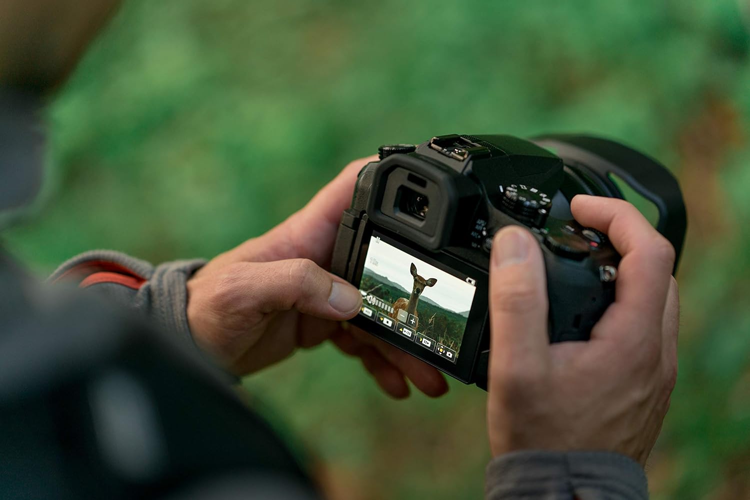 Panasonic Lumix FZ2000 | Bridge Expert Camera (1'' 20MP Sensor, Leica Zoom 20x F2.8-4.5, OLED Viewfinder, Adjustable Touch Screen, 4K Unlimited Video, Stabilisation) Black – French Version image 4